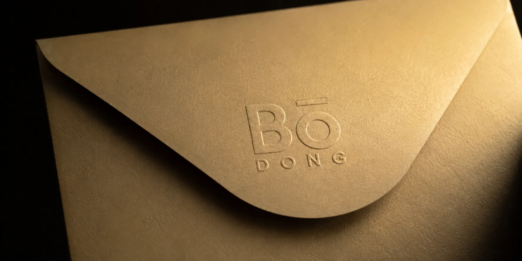 Gaufrage à sec du monogramme Bo-DONG sur enveloppe, papeterie de marque