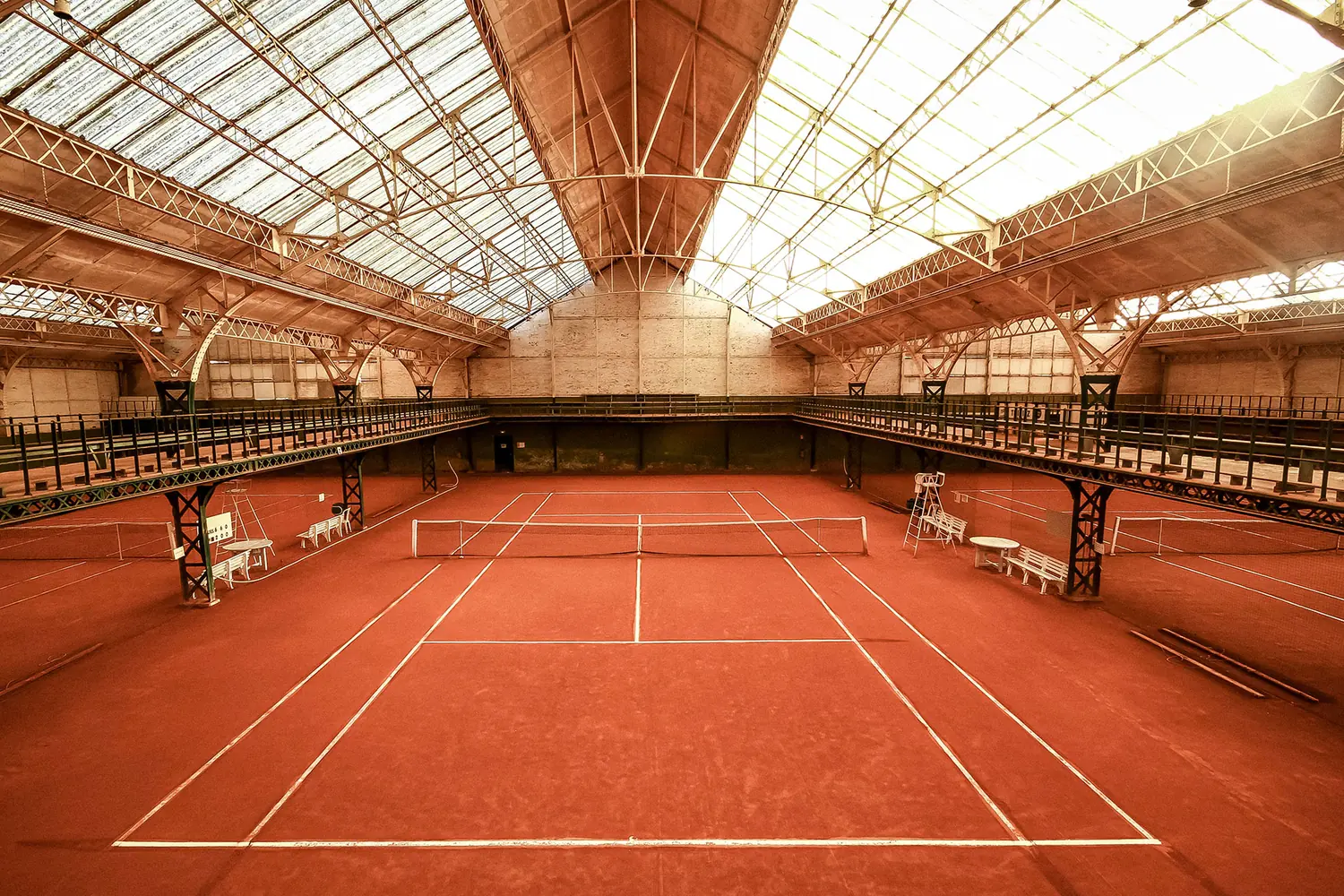 Halle du Tennis Club des Flandres à Croix, charpente métallique et verrière au-dessus des courts en terre battue